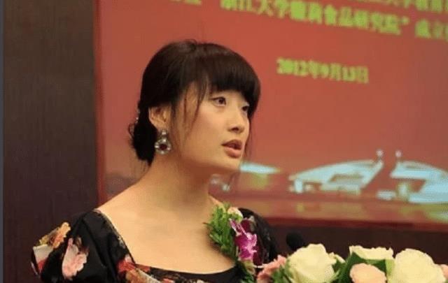 娃哈哈董事长女儿宗馥莉:身价千亿至今未婚,现父亲为