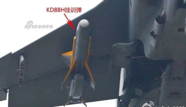 k/akd88空地导弹最大的外部识别特征是其透明的导引头窗口,内部安装