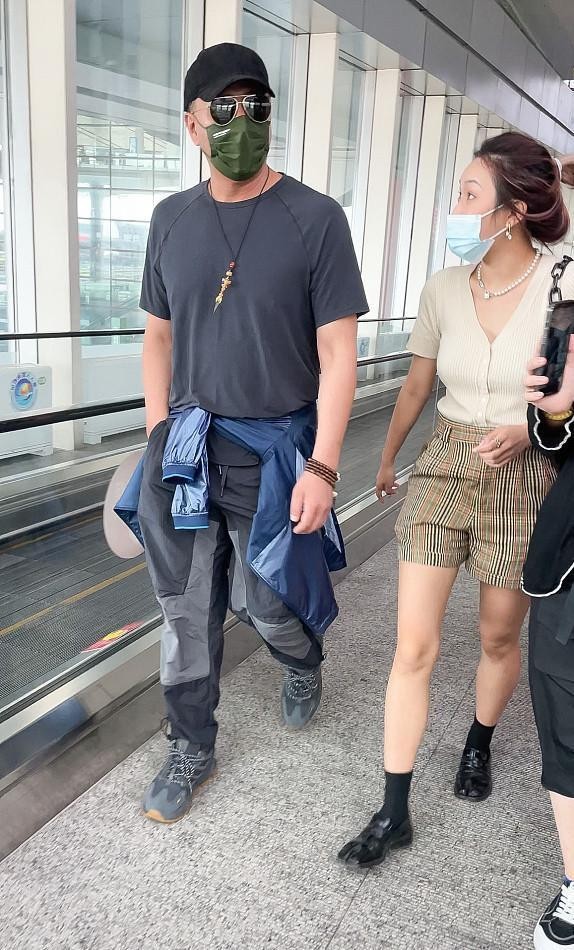 53岁的胡军依然有型男气质,穿件t恤出街都挺潮,荷尔蒙真足
