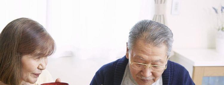 为什么父母会偏心,儿女近的当草远的当宝?三个老人说了真心话