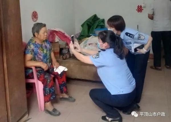 户籍警上门办证解烦忧,暖!