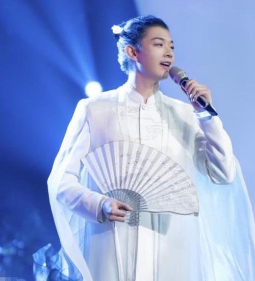 霍尊当年参加《中国好歌曲》第一季夺得总冠军而出道,之后还凭借自己