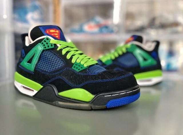 aj4是在2011年的doernbecher慈善套装中出现的,黑色,蓝色,青色,荧光绿