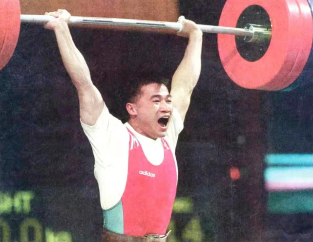 举重冠军唐灵生:举起170公斤硬撑12秒夺冠,因交通意外备受争议