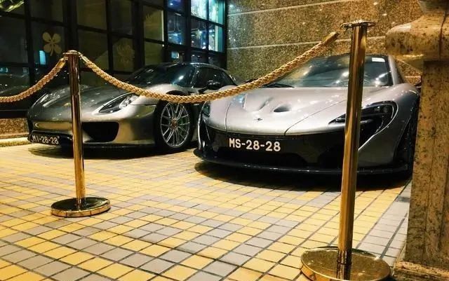 澳门富商,买全澳第1台拉法,车牌都是2828,轮毂超60万