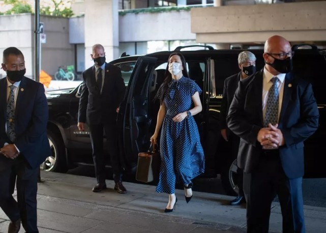 孟晚舟再次出庭好霸气!穿波点裙终于不翻车,比薄荷绿套装美多了