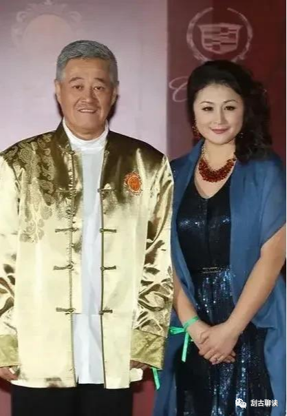 为什么谢大脚车祸去世会上人民日报赵本山为何一言不发