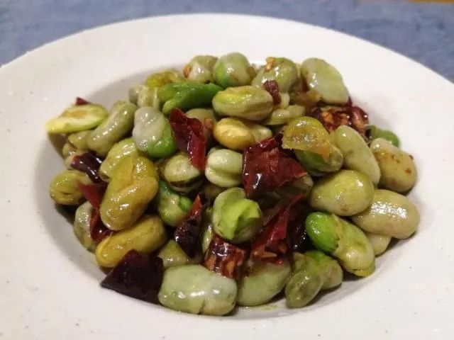 第三步 蚕豆米放入加入盐和几滴油的开水中焯烫后沥干备用.
