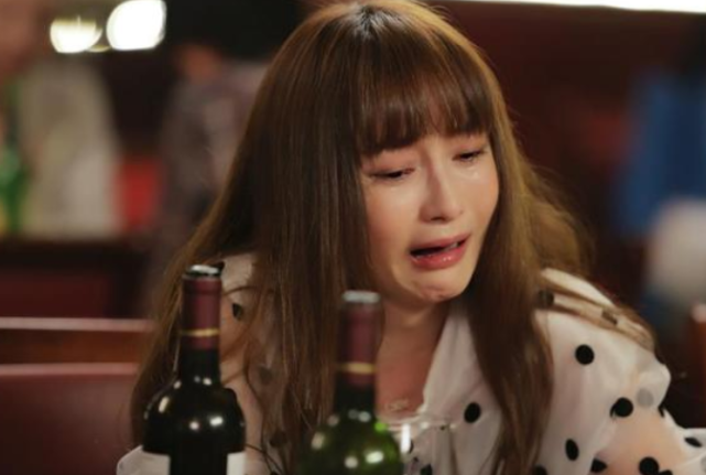 姚笛深夜挽手美女,动作亲密疑似出轨,网友直呼:因果