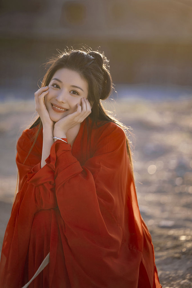 王楚然古装造型笑容甜美.