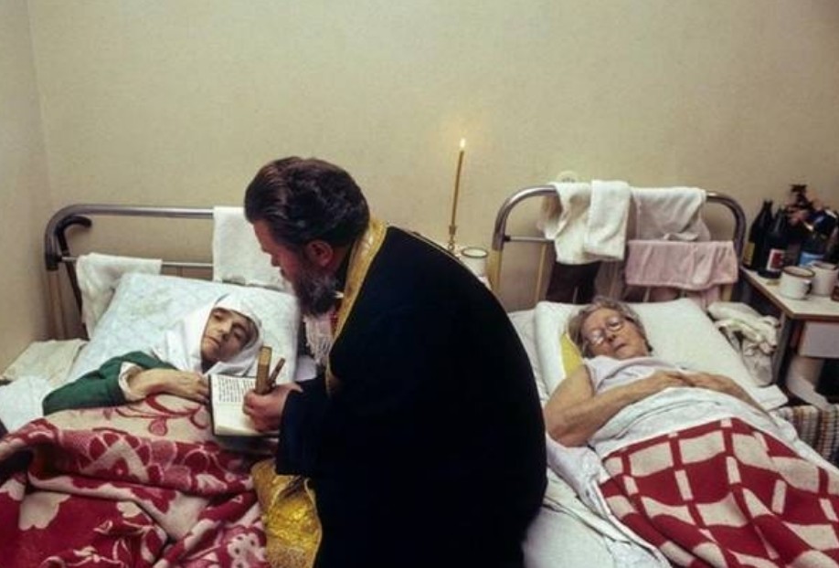 9.1989年,苏联,神父正在为老人做临终前的忏悔.