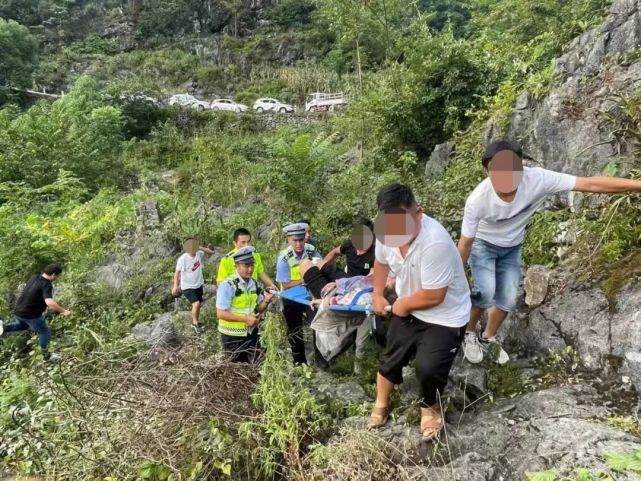 8月10日下午,在贵州长顺县代化镇一处偏僻山道上,一辆满载废铁的轻型