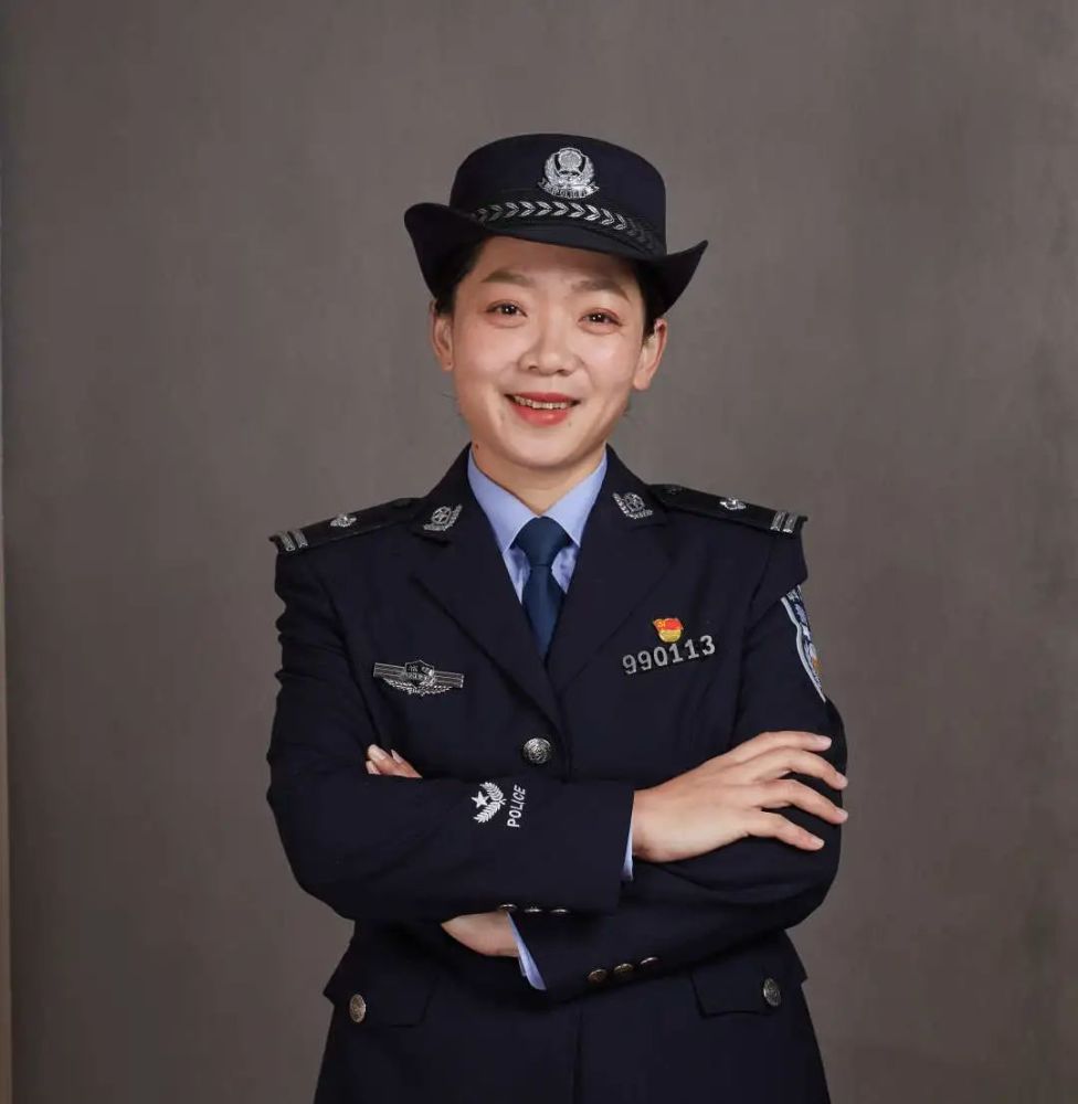 女,汉族,1984年3月出生,中共党员,2002年12月参军,2006年8月参加公安