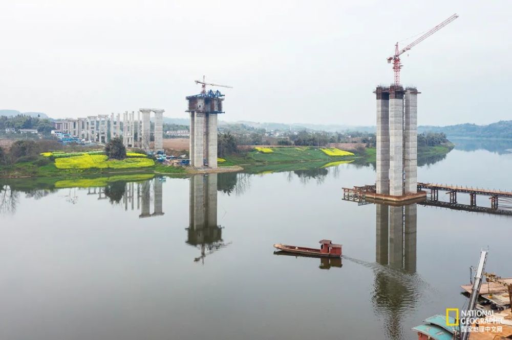 俯瞰建设中的广安过境高速渠江特大桥,左下角是广安区石笋场镇)另一条