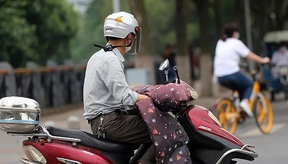 骑电动车不戴头盔进隧道上高架赤膊出行南昌交警曝光一批电动车驾驶员