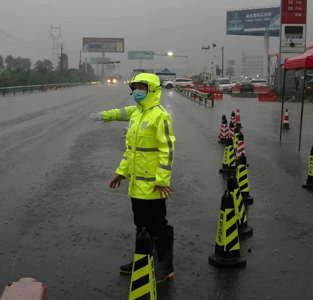 【突降暴雨 全力保畅】孝感交警,我们一直都在