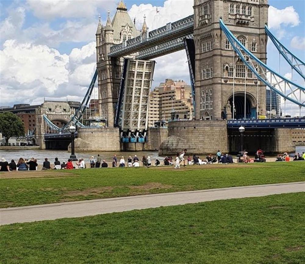 伦敦大桥垮下来整个英国都在看热闹伦敦塔桥为何如此重要