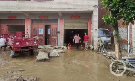 300毫米特大暴雨重创湖北柳林镇:临街一楼全被淹,多家商铺损失惨重