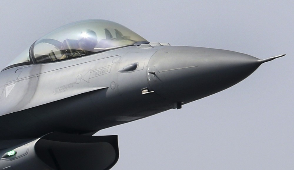 而f-16v战斗机采用简化的双色迷彩,图片中可以看到f-16v战斗机的前