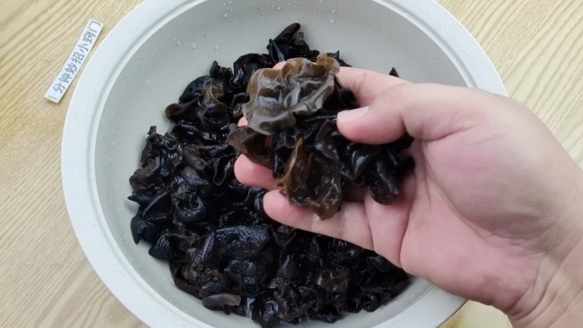 木耳用清水洗就错了,等于吃虫卵,大厨教我做法,脏东西全跑光