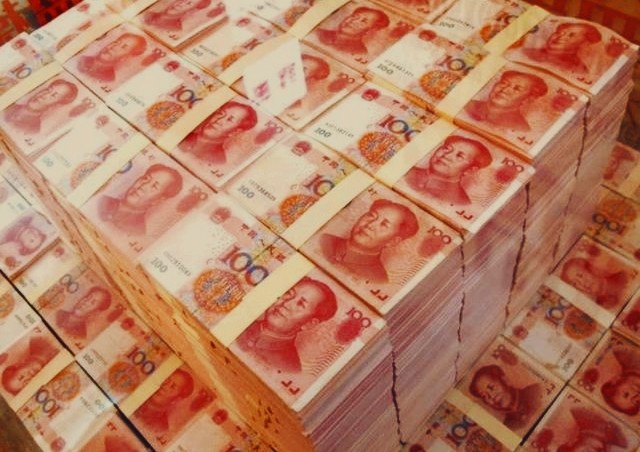 矿泉水纸箱里全是整捆的钞票.