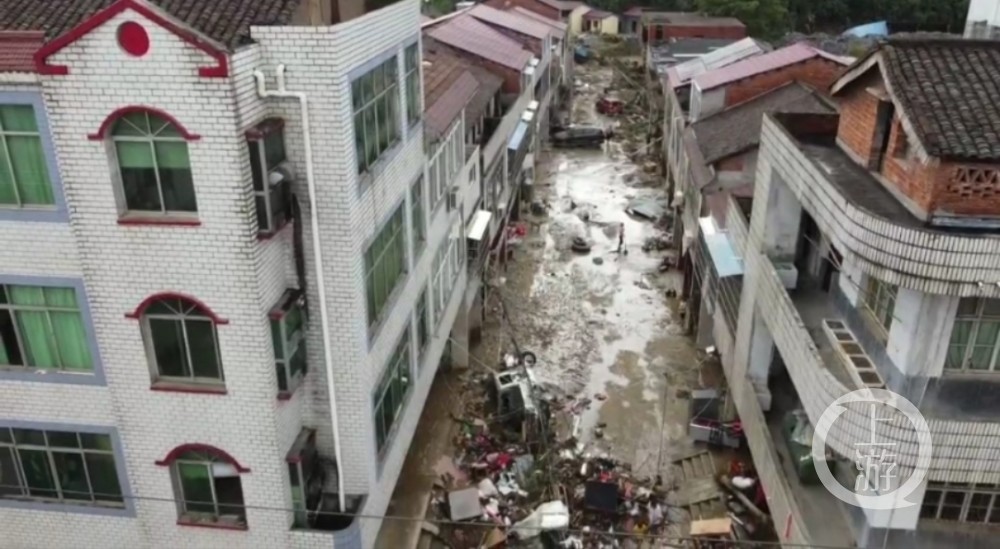 300毫米特大暴雨重创湖北柳林镇:临街一楼全被淹,多家