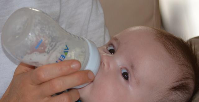 婴儿不爱喝水怎么办（婴儿不爱喝水怎么办有什么办法呢）