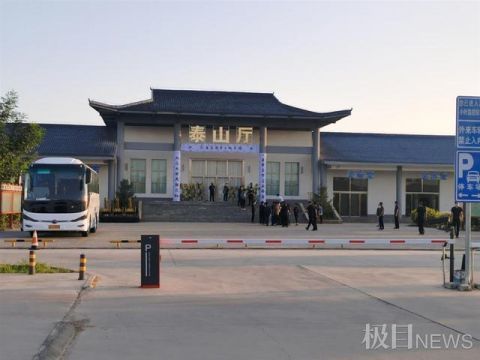 15分钟过后,殡仪馆大门两边已经围满了市民,工作人员开始维持秩序.