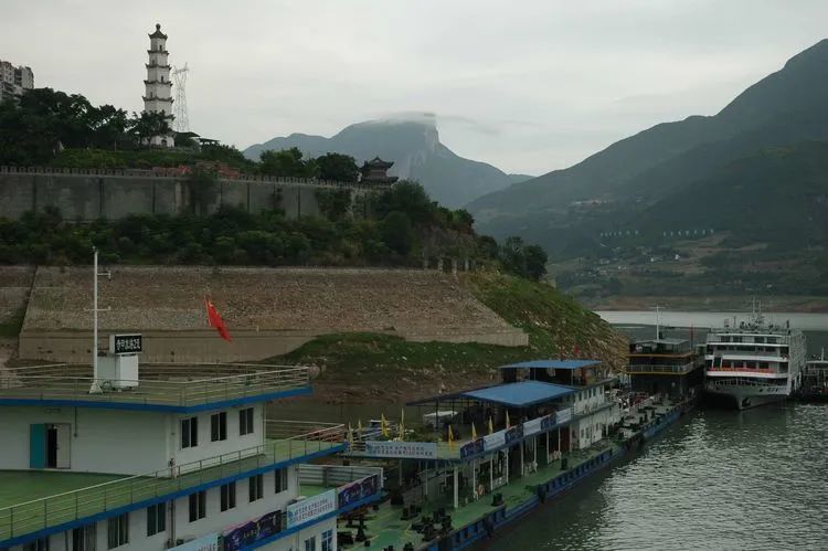 瞿塘峡西起奉节白帝城,东至巫山大溪镇,峡长8公里,是长江三峡之一.