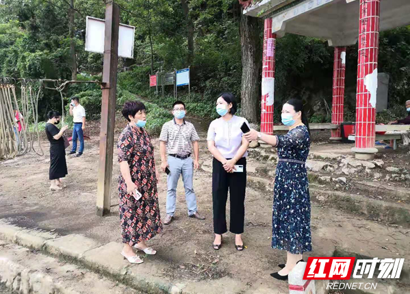 娄星区领导到水洞底镇慕隆村督导疫情防控和美丽乡村建设等工作