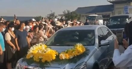 于月仙遗体火化举行:黑色灵车缓缓离开,灵堂内众亲友