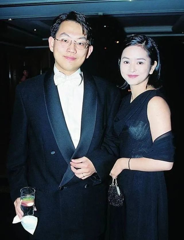 1995年,22岁的叶蕴仪嫁给了陈柏浩,两人举行了豪华婚礼.