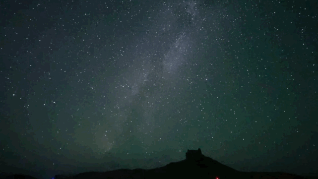 今晚继续围观英仙座流星雨,洒满天际!