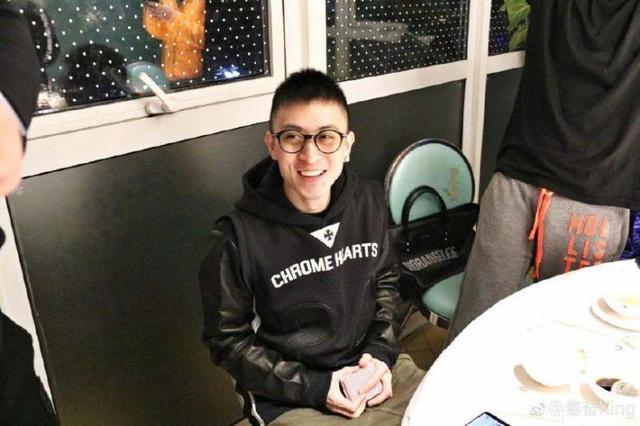 财不外露身家百亿,一双鞋三十万,一支烟三万,为何却