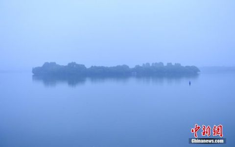 浙江杭州阴雨天 清晨西湖美如丹青水墨画