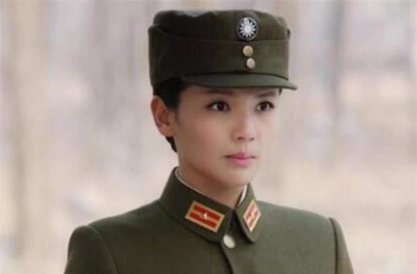 5位当过兵的女星,刘涛在部队喂猪,闫妮是团级,她军衔最高