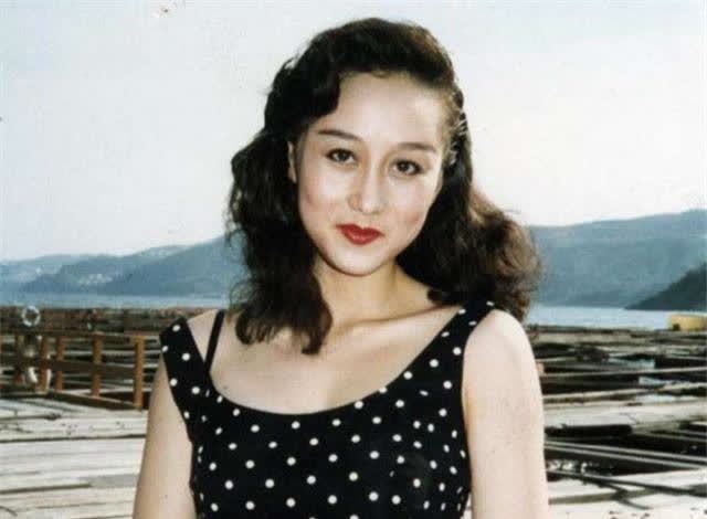 1990年,被李连杰抛弃的前妻黄秋燕,如今过得怎样?