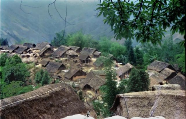 虽然90年代修通了到者米拉祜族乡政府的土路,但是晴通雨断,苦聪寨子不