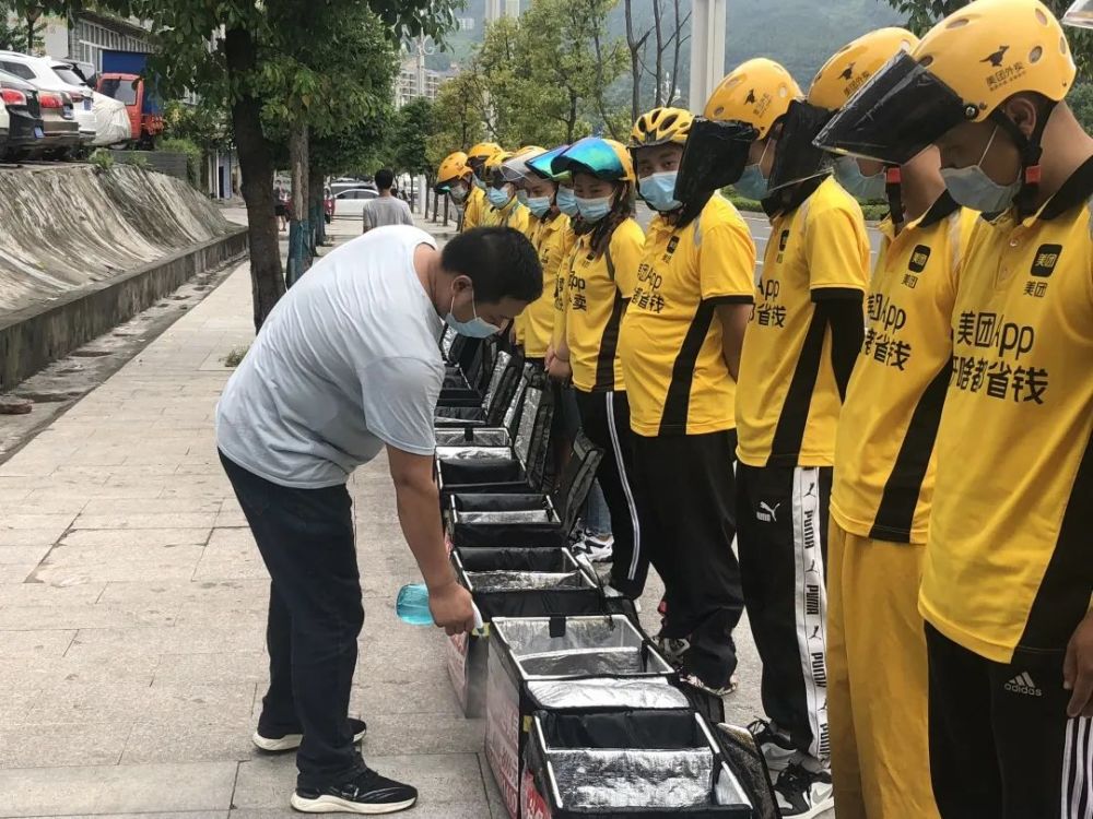 疫情期间为了减少外出, 外卖成为了很多市民 解决就餐,购药和生活