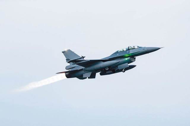 台湾嘉义空军基地f-16v战机昨清晨执行训练任务时,战机起飞后,座舱罩