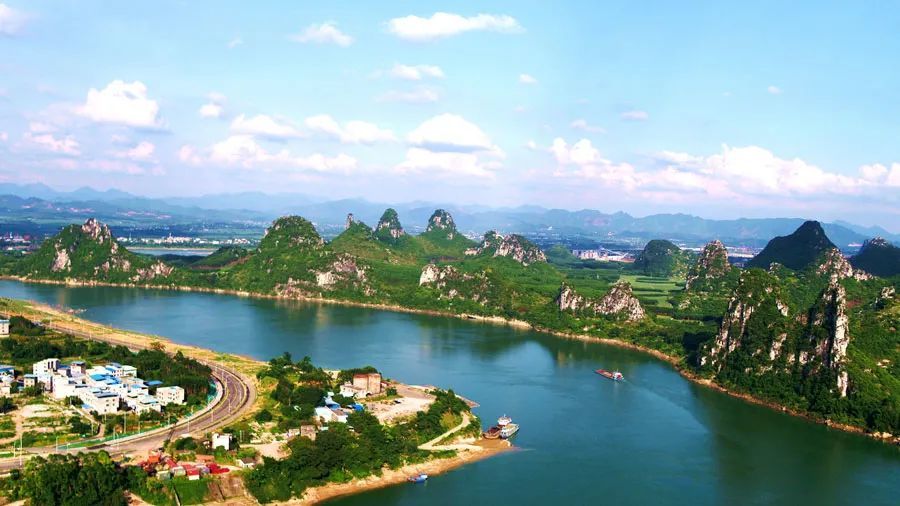 位于广西来宾市东南面的武宣县,黔江河水似蜿蜒的玉带绕城而过,江面