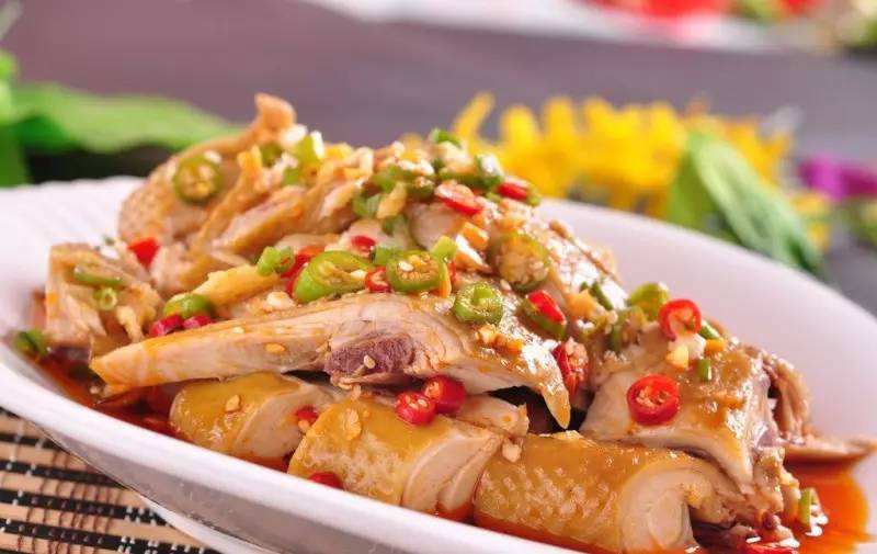 东安子鸡 新鲜的母鸡用红辣椒,姜和黑胡椒烹制,肥而不腻.