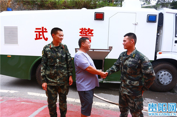 暖心兵哥哥为双龙航空港经济区大地村村民送来救命水