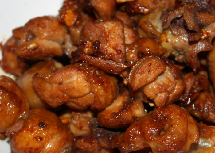 用豆瓣酱焖煮的鸡块真香,鲜嫩味美又解馋,老少皆宜的家常美食