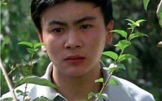 军艺初代校草洪剑涛,因"意外"导致身材发福,胖若两人