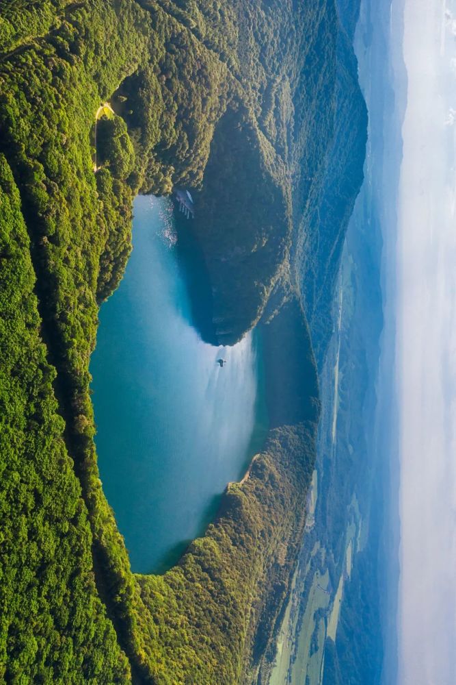 青藏高原湖泊群便是世界上 高原湖泊分布最多的地区 而中西部的群山