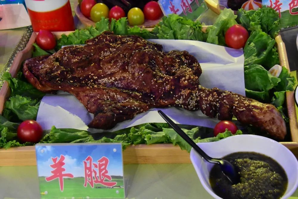 碾子山的美食 碾子山与内蒙古的扎兰屯接壤,因独特的地理位置,烤羊排