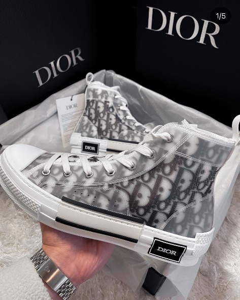 并且侧面饰以"dior"标志,有高帮和低帮供