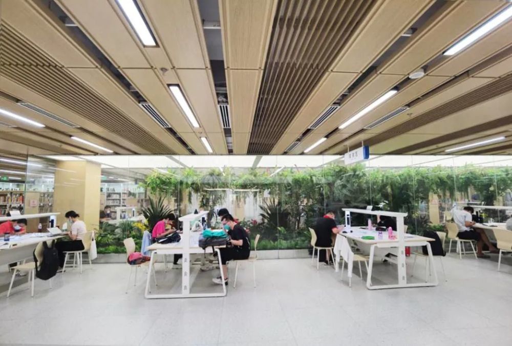 北京市丰台区图书馆大红门新馆二层阅览区