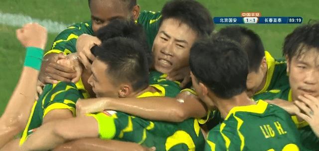 北京国安2-1!张玉宁梅开二度嗨翻天,球员们疯狂庆祝如同夺冠